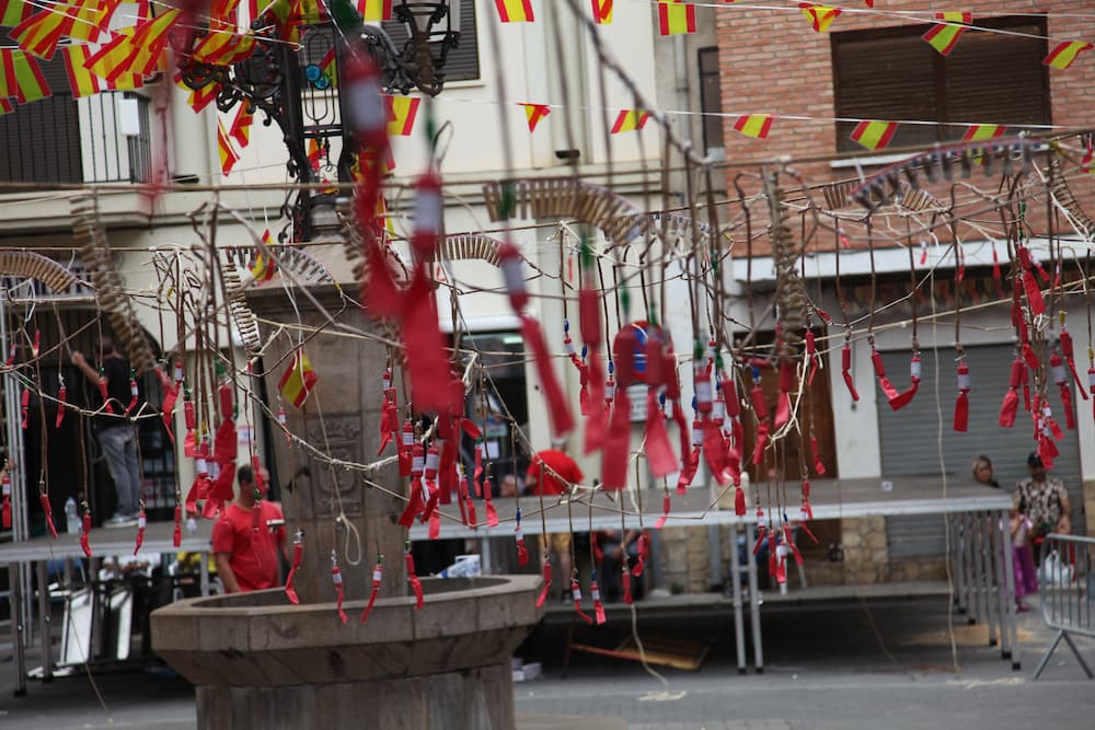 Mascletá preparada en la plaza de Montanejos. Fiestas de Montanejos 2025. 