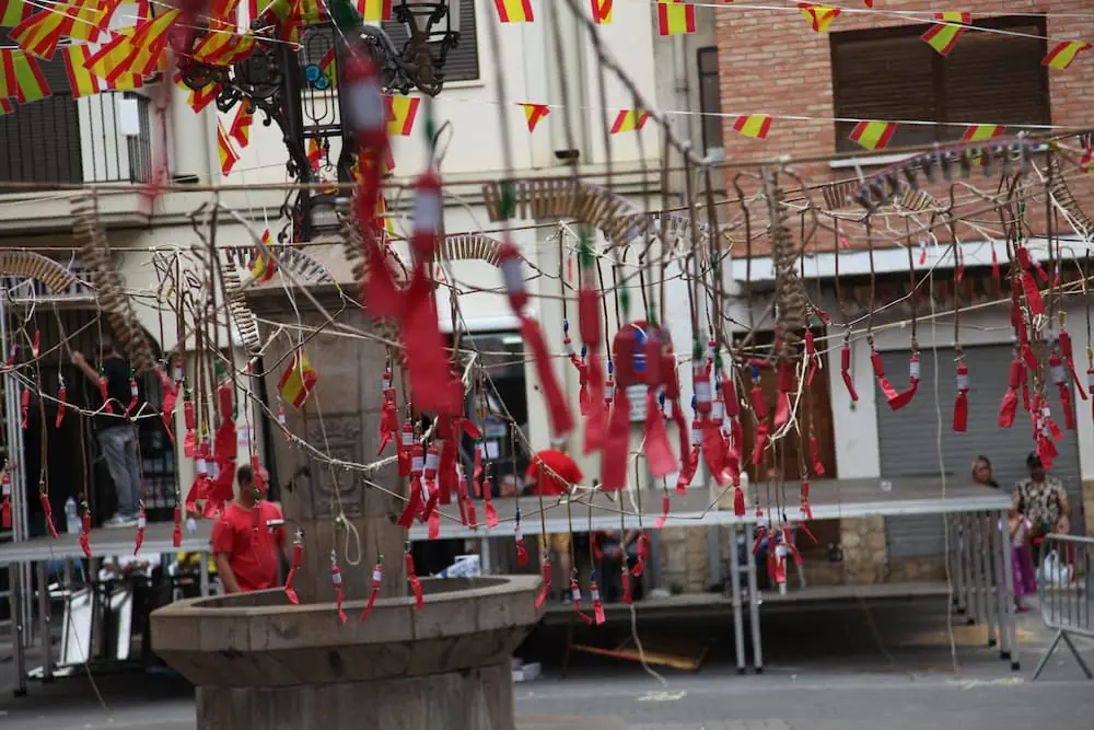 Mascletá preparada en la plaza de Montanejos. Fiestas de Montanejos 2025.